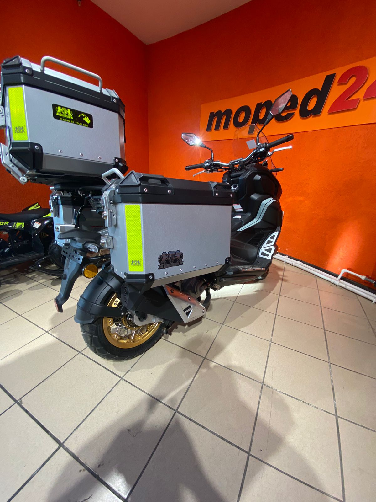 картинка Скутер Regulmoto XDV ADVENTURE 300CC 4T в комплекте с кофрами | Moped24